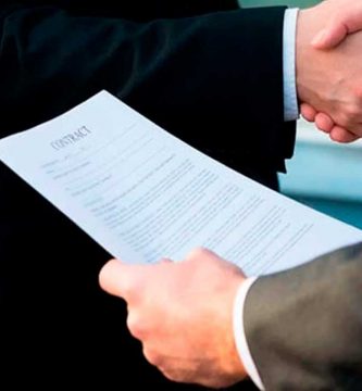 Representación visual de un contrato y un acuerdo entre dos partes.